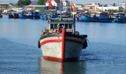 Trung Quốc giữ tàu cá cùng 6 ngư dân Việt Nam tại cảng Tam Á